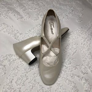 Trotters Jamie White Pearl heel